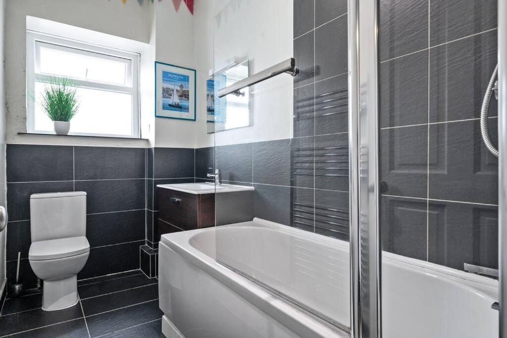 Pendennis - Bright Victorian Flat, Sea Views & Close To Beach Falmouth Buitenkant foto