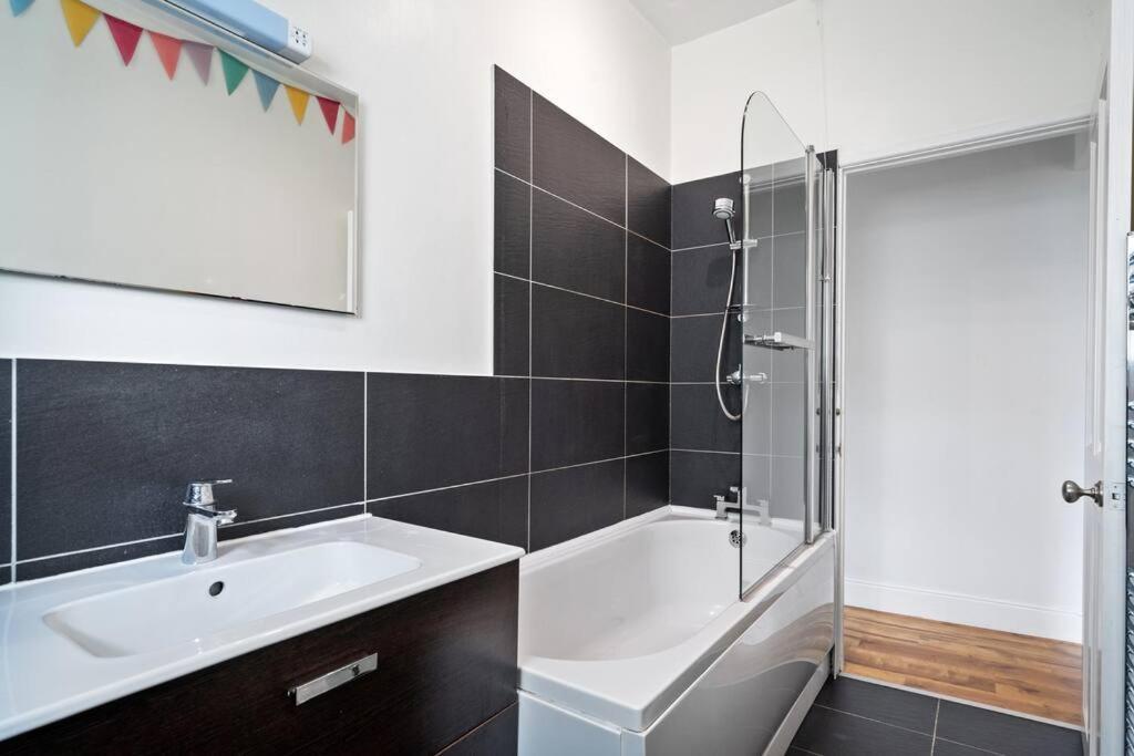 Pendennis - Bright Victorian Flat, Sea Views & Close To Beach Falmouth Buitenkant foto